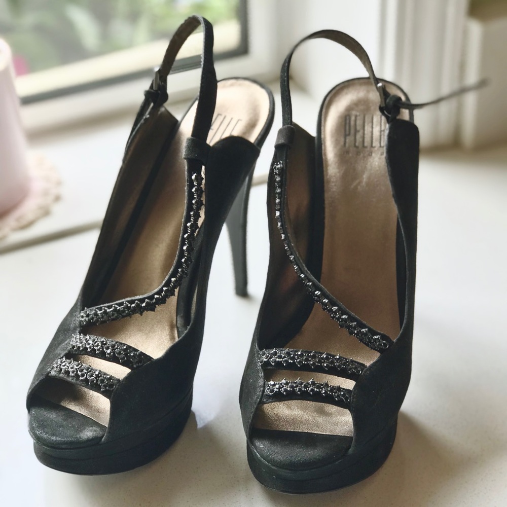 Black pumps